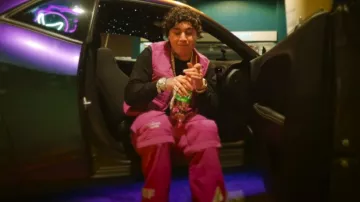 Gilet cargo rose vif Palace x Rapha EF porté par OhGeesy en Yacht Master [Clip officiel]