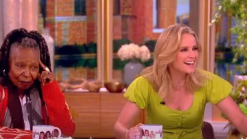 Ulla Johnson Robe mi-longue à manches bouffantes à nouer Rhea portée par Sara Haines dans The View le 2 avril 2024