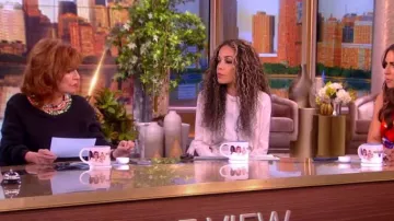 Sudadera con adornos de diamantes de imitación Cinq a Sept Chunky usada por Joy Behar como se ve en The View el 3 de abril de 2024