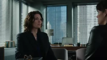 Teoría Etiennette Blazer usado por la agente especial Isobel Castille (Alana de la Garza) como se ve en FBI (S06E06)