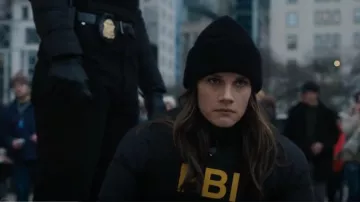 Chaqueta de plumón de ganso de Canadá usada por la agente especial Maggie Bell (Missy Peregrym) como se ve en FBI (S06E06)