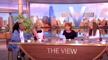 Vestido midi de crepé con estampado Ella de Proenza Schouler usado por Sara Haines como se ve en The View el 3 de abril de 2024