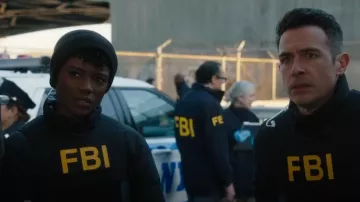 Chaqueta de plumón Canada Goose usada por la agente especial Tiffany Wallace (Katherine Renee Turner) como se ve en FBI (S06E06)