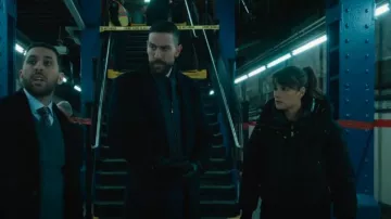 Chaqueta acolchada Mackage usada por la agente especial Maggie Bell (Missy Peregrym) como se ve en FBI (S06E06)