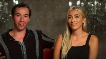 Zara Popeline Robe mi-longue noire à corsage smocké ourlet à volants 0881/112 portée par Shirin comme on le voit dans Vanderpump Villa (S01E02)