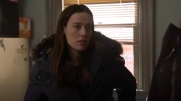 Chaqueta bomber de plumón de piel de zorro Pajar Cordova usada por Kim Burgess (Marina Squerciati) como se ve en Chicago P.D. (S11E09)