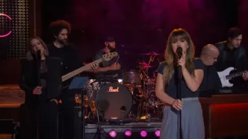 Pantalón Gestuz Fijagz usado por Kelly Clarkson como se ve en The Kelly Clarkson Show el 3 de abril de 2024