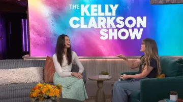 Suéter Staud Deanna usado por Delaney Rowe como se ve en The Kelly Clarkson Show el 3 de abril de 2024