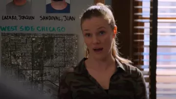 Bella Dahl Chemise verte camouflage Hipster boutonnée sur le devant portée par Hailey Upton (Tracy Spiridakos) comme on le voit dans Chicago P.D. (S11E09)