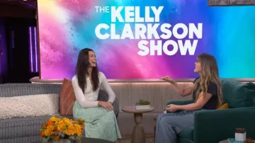 Falda Staud Barletta Caribbean usada por Delaney Rowe como se ve en The Kelly Clarkson Show el 3 de abril de 2024