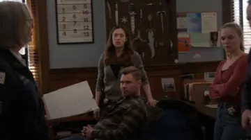 Chaqueta Good Man Brand Stadium Shirt usada por Adam Ruzek (Patrick Flueger) como se ve en Chicago P.D. (S11E09)
