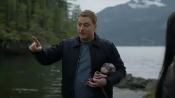 Scotch & Soda Clas­sic Quilt­ed Zip Front Jack­et worn by Harry Vanderspeigle (Alan Tudyk) as seen in Resident Alien (S03E08)