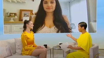 House of Harlow 1960Mini-robe Krisha portée par Alexia Delarosa vue dans Tamron Hall Show le 4 avril 2024