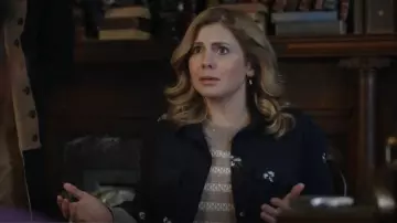 Saint Tropez Anji brodé en velours côtelé bouton vers le bas porté par Samantha (Rose McIver) comme on le voit dans Ghosts (S03E06)