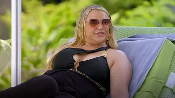 Traje de baño Shein Plus Ring Linked Stitch Detail usado por Saffron Lempriere como se ve en The Only Way Is Essex (S33E02)