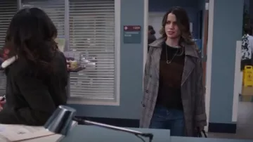 Steve Madden Trench Brillamment porté par Monica Beltran (Natalie Morales) comme on le voit dans Grey’s Anatomy (S20E04)