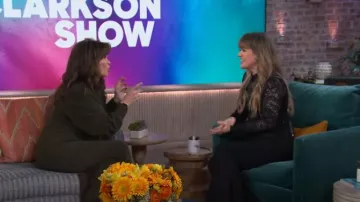 Top de encaje de manga larga con cuello alto usado por Kelly Clarkson como se vio en The Kelly Clarkson Show el 4 de abril de 2024