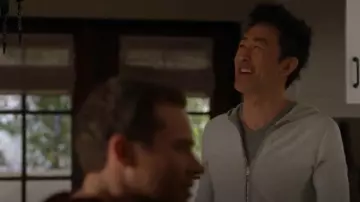 1901 French Terry Full Zip Hoodie Jacket Men’s Medium Grey porté par Howie 'Chimney' Han (Kenneth Choi) comme on le voit dans 9-1-1 (S07E04)