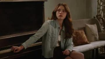 La camisa de mezclilla corta de Mother Super Ex en All Broke Down Light usada por Stella Walker (Violet Brinson) como se ve en Walker (S04E01)