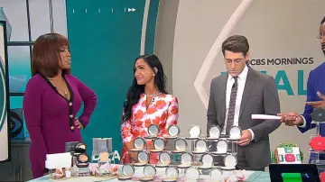 Oscar de la Renta Robe en soie à manches 3/4 imprimé pétale portée par Elizabeth Werner dans CBS Mornings le 4 avril 2024