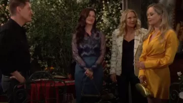 Alexis Bittar Molten Gold Bullet Minaudiere usado por Donna Logan (Jennifer Gareis) como se ve en The Bold and the Beautiful el 2 de abril de 2024