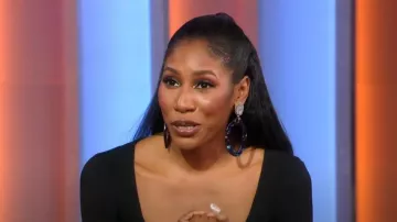 Pendientes de resina de aro Tristana Baublebar usados por Diarra Kilpatrick como se ve en Good Morning America el 4 de abril de 2024