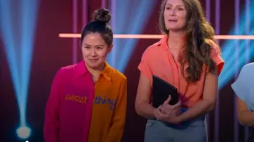 Alice et Olivia Willa Sweet Thing Blouse boutonnée en soie portée par April Julian comme on le voit dans Is It Cake ? (S03E02)