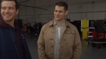 7 for All Mankind Mil­i­tary Over­shirt in Sand worn by Tommy Kinard (Lou Ferrigno Jr.) as seen in 9-1-1 (S07E04)