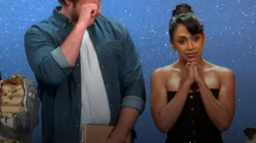 La robe en jean midi des années 90 portée par Liza Koshy comme on le voit dans Is It Cake ? (S03E03)