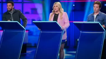 Zara Blazer Jacket With Tuxedo Collar Rose porté par Heather MacMahan comme on le voit dans Is It Cake ? (S03E04)