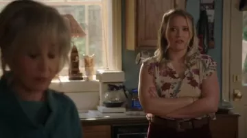Paige Ge­nie Top worn by Mandy McAllister (Emily Osment) as seen in Young Sheldon (S07E08)