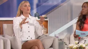 Falda con detalle de pespunte Ciara Cinq à Sept usada por Amanda Kloots como se vio en The Talk el 4 de abril de 2024