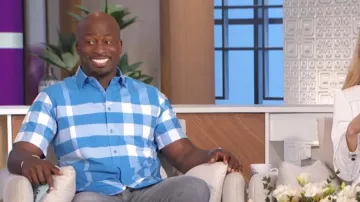 Camisa de Burberry Somerton usada por Akbar Gbaja-Biamila como se ve en The Talk el 4 de abril de 2024