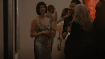 Falda larga en capas metálica de Loewe usada por Sonia Shawcross (Annabelle Dexter-Jones) como se ve en American Horror Story (T12E06)