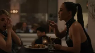 Alexander McQueen Mini sac à bandoulière en croco bordeaux porté par Siobhan Corbyn (Kim Kardashian) dans American Horror Story (S12E06)