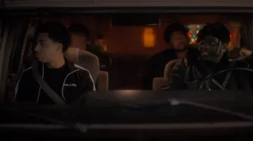 Veste de survêtement à rayures latérales imprimées du logo Palm Angels portée par Andre Johnson, Jr. (Marcus Scribner) comme on le voit dans grown-ish (S06E11)