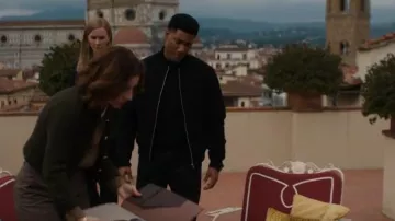 Chaqueta bomber AllSaints Bardsley usada por el agente especial Andre Raines (Carter Redwood) como se ve en FBI: International (S03E07)