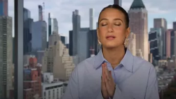 Haut chemise court en popeline Zara porté par Amanda Batula dans Summer House (S08E07)