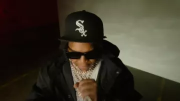 Gafas de sol 'Moberly' rectangulares negras de color blanco roto usadas por YTB Fatt en "Same" (Video oficial)