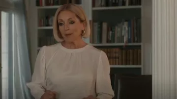 Blusa de seda Boss Bagana usada por Joann (Jane Krakowski) como se ve en Elsbeth (S01E02)