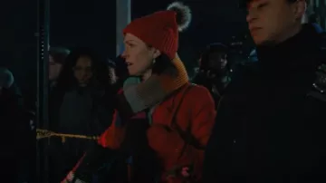 Echo Loopy Cable Pom Hat porté par Elsbeth Tascioni (Carrie Preston) comme on le voit dans Elsbeth (S01E02)