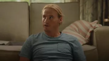 T-shirt Faherty SS Indigo Pocket porté par Logan Delaney (Conor Merrigan Turner) comme on le voit dans Apples Never Fall (S01E07)