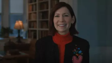 Aqua Kerri Rosenthal Chaqueta Bouclé con parche de corazón exclusivo usado por Elsbeth Tascioni (Carrie Preston) como se ve en Elsbeth (T01E02)