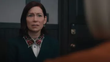 Alice + Olivia Camisa de seda con cuello bordado usada por Elsbeth Tascioni (Carrie Preston) como se ve en Elsbeth (S01E02)