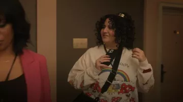 CHNGE Sudadera de cuello redondo del Reino de los Hongos usada por Lola Rahaii (Natasha Behnam) como se ve en Las chicas del autobús (T01E05)