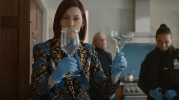 Alice + Olivia Breann Blazer usado por Elsbeth Tascioni (Carrie Preston) como se ve en Elsbeth (T01E03)