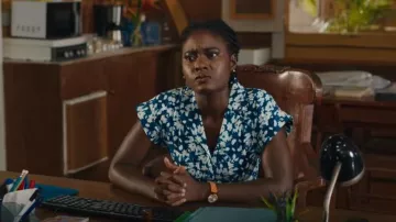 Mono Suncoo Talia Floral Print - Azul usado por DS Naomi Thomas (Shantol Jackson) como se ve en Death in Paradise (T13E08)