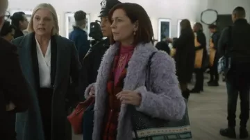 Silbatos Naja Shearling Abrigo usado por Elsbeth Tascioni (Carrie Preston) como se ve en Elsbeth (S01E03)