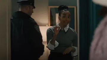 Alice + Olivia Justina Top porté par Valencia (Tavia Hunt) vu dans Elsbeth (S01E03)