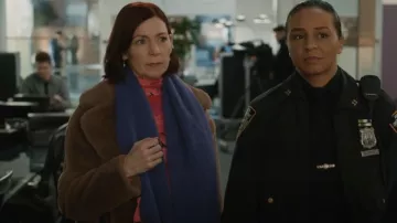 Abrigo Stand Studio Taupe Camille usado por Elsbeth Tascioni (Carrie Preston) como se ve en Elsbeth (T01E03)